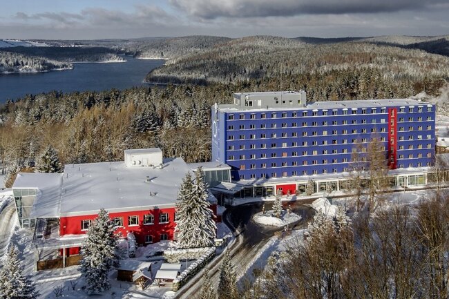 Das Hotel "Am Bühl" in Eibenstock lockt Winterurlauber unter anderem mit einem grandiosen Blick auf die Talsperre. Wegen des Beherbergungsverbots ist es jetzt aber fast zwei Wochen erneut geschlossen.