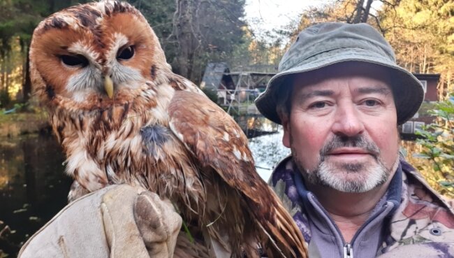 Selfie mit Waldkauz: "Ich habe ein paar mal mit dem Handy drauf gehalten, weil ich mich so über dieses schöne Tier gefreut habe", sagt der Eibenstocker Lutz Göbler. 