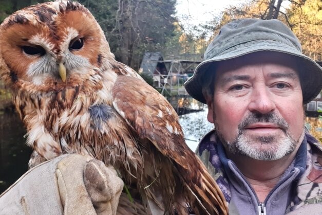 Eibenstocker rettet Kauz aus misslicher Lage - Selfie mit Waldkauz: "Ich habe ein paar mal mit dem Handy drauf gehalten, weil ich mich so über dieses schöne Tier gefreut habe", sagt der Eibenstocker Lutz Göbler. 
