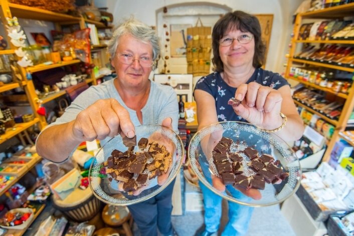 Eibenstocker sollen ihre Stadt-Schokolade wählen - Die Eibenstockerinnen Birgit Krause (links) und Birgit Mädler laden zum Schokoladen-Verkosten in den Eine-Welt-Laden ein. 