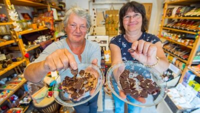 Eibenstocker sollen ihre Stadt-Schokolade wählen - Die Eibenstockerinnen Birgit Krause (links) und Birgit Mädler laden zum Schokoladen-Verkosten in den Eine-Welt-Laden ein. 