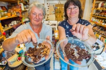 Eibenstocker wählen ihre Stadt- Schokolade - Birgit Krause (links) und Birgit Mädler laden zum Schokoladen-Verkosten ein. 