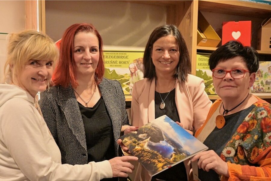 Eibenstocker wollen mit ihrem Gemeinschaftsladen "Regine" Innenstadt beleben - Katrin Bauer, Annett Benkert, Silke Dickescheid und Ines Weigel (von links) gehören zur GbR, die sich für den Gemeinschaftsladen "Regine" in Eibenstock gegründet hat. 