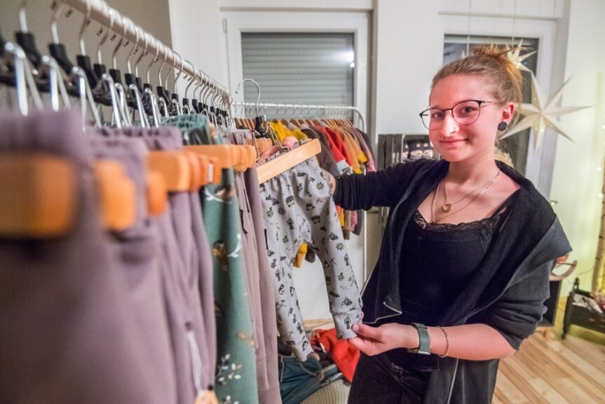 Janina Gläser in ihrem Pop-up-Store in Eibenstock. Dort verkauft sie unter anderem ihre Kinderkleidung unter dem eigenen Label "Schachtwerk". 