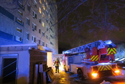 Eichert: Feuerwehr rückt zu Kellerbrand in Elfgeschosser aus - 