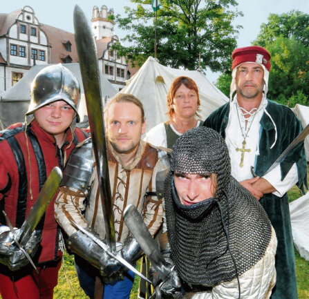 Zu ihrer Kleidung tragen sie auch die passenden Namen: Anton von Ronneburg, Georg von Gangloff und Dietrich von Kapellenberg (vorn von links) stimmen sich auf den nächsten Kampf ein. Marketa von Streckow und Class Frey von Rothenburg (hinten) sehen dem gelassen zu.