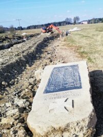 Eichigt ringt um Sanierung von ausgegrabenem Kriegerdenkmal - Vor zweieinhalb Jahren wurde das Ebmather Denkmal für Tote des Ersten Weltkriegs bei Tiefbauarbeiten wiedergefunden. 