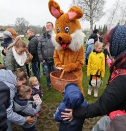 Eiersuche der Superlative in Niederlungwitz - 700 Kinder und Eltern suchten zusammen Ostereier.