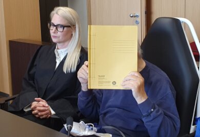Eifersuchtsdrama: 89-Jähriger ersticht Ehefrau - Haftstrafe - Der Angeklagte mit seiner Anwältin während des Prozesses in Düsseldorf.