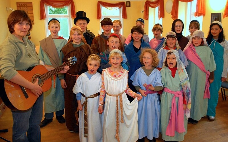 Eigene Texte für Musical - 
              <p class="artikelinhalt">Gemeindepädagogin Angelika Schaffrin singt mit den Christenlehre-Kindern in Marbach, die schon die Kostüme für das Musical "Philippus und der Zauberer Simon" tragen. </p>
            