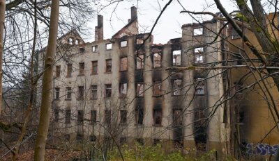 Eigentümer kümmert sich nicht um Brandruine - Nach dem Brand in einer früheren Spinnerei schließt das Rathaus nicht aus, dass die Gebäudereste einstürzen. 