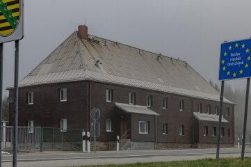 Eigentümer sucht "Richtigen" - Die frühere Grenzstation in Oberwiesenthal befindet sich seit 2012 in Privatbesitz. Der Eigentümer will das Haus und die dazugehörigen Grundstücke verkaufen. 