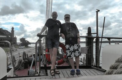Ein 82-Jähriger und seine stürmische Geliebte - Heinz Schlenker (rechts) und sein Freund Michael Dick aus Zwickau sind auch in diesem Jahr wieder auf gemeinsame Segelreise gegangen.