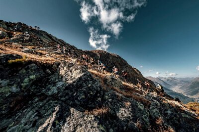 "Ein absoluter Traum": Vogtländer gewinnt "Transalpine Run" über die Alpen - Das Foto zeigt das Läuferfeld des Transalpine Run auf der dritten Etappe. 