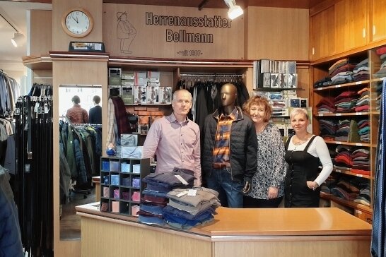 Ein Anzug für jeden Bauch - Diesen Monat feiert das Unternehmen Herrenausstatter Bellmann in Oederan sein 115-jähriges Bestehen: Inhaber Tino Bellmann sowie die Mitarbeiterinnen Katrin Nitsch und Diana Hartmann (v. l.). 