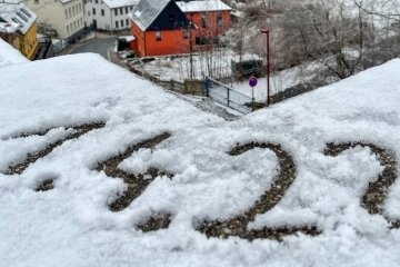 Ein Aprilscherz, den nicht jeder lustig fand - Schnee am 1. April wie hier in Auerbach ist keine Seltenheit. Ein Scherz damit brachte den Geschäftsführer des Vogtländischen Fußballverbandes jedoch am Freitag in Verlegenheit. 