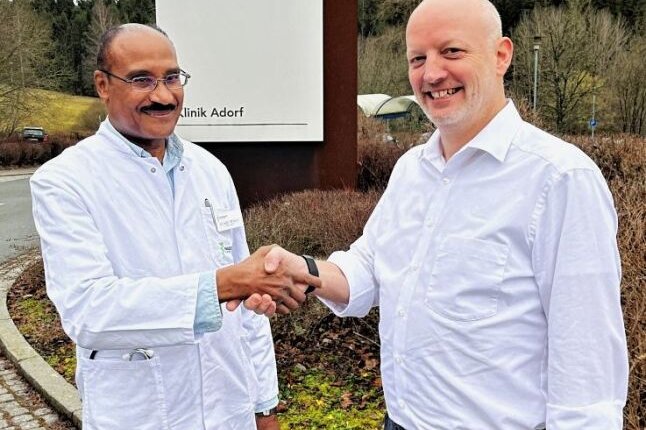 Ein Arzt und sein Weg aus Haiti ins Vogtland - Klinikmanager Jan Müller (rechts) konnte die Leitung der Geriatrie in Adorf mit Chefarzt Dr. Jan Eddy Berry besetzen. 