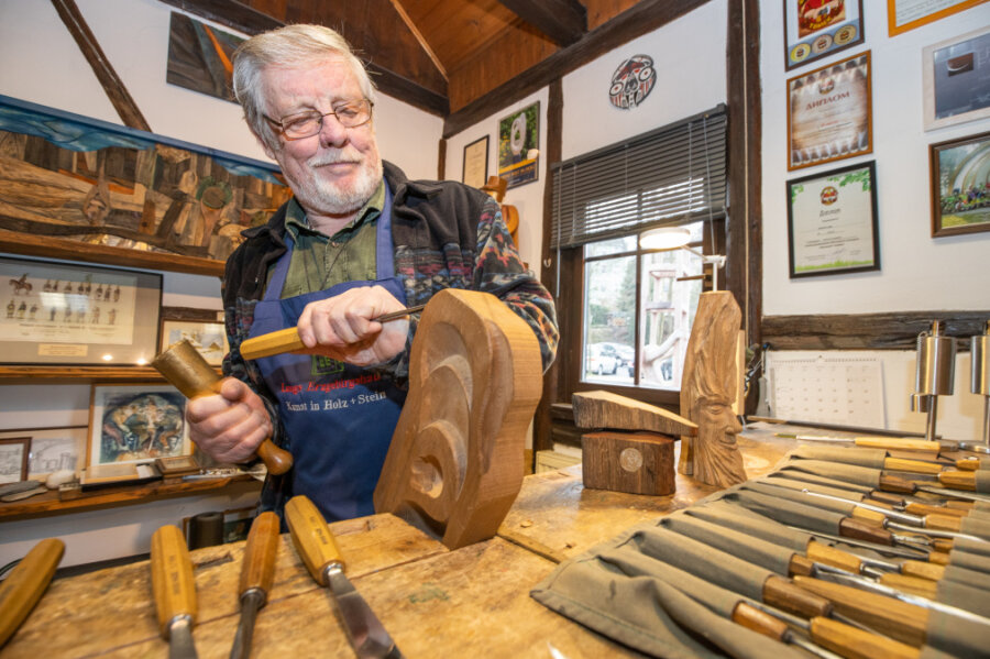 Wie ihn viele im Erzgebirge kannten: Holzbildhauermeister Dietmar Lang in seiner Werkstatt in Frohnau. 