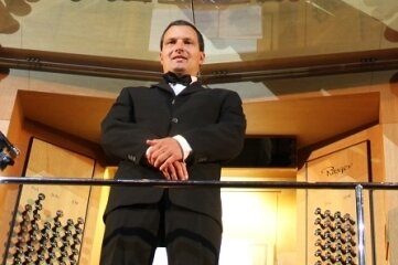 Ein Australier auf Heimattournee - Martin Rein an der Orgel in der Konzerthalle Hongkong am 2. Dezem-ber ...