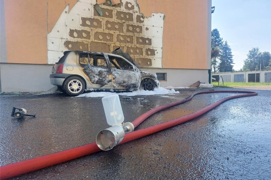Ein Auto hat in Hilbersdorf in Flammen gestanden - Die Feuerwehr hat das in Flammen stehende Auto gelöscht.