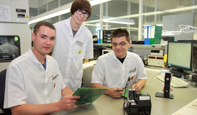 Ein Azubi aus Ungarn bereichert das Team bei Turck in Beierfeld - Zoltán Miklós (rechts) aus Ungarn wird bei der Turck Duotec GmbH Beierfeld zum Elektroniker für Geräte und Systeme ausgebildet. Da er die deutsche Sprache sehr gut beherrscht, gibt es mit anderen Azubis wie Stefan Amelung (links) und Florian Schreiber keine Verständigungsprobleme.