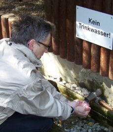 Ein Bachname, der Rätsel aufgibt - Die Quelle des Forzbachls am Eisenweg: Zum Trinken ist das Wasser nicht geeignet. 