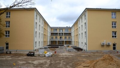 Ein Bau mit vier Jahrzehnten Verspätung - In der Straße Am Feierabendheim in Glauchau entsteht das neue Pflegeheim, das am 1. April in Betrieb gehen soll. 