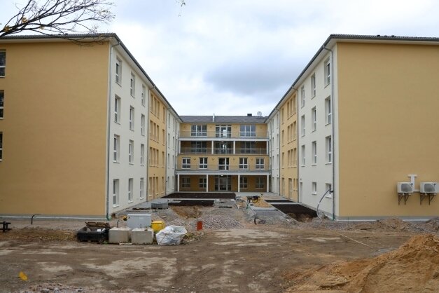 Ein Bau mit vier Jahrzehnten Verspätung - In der Straße Am Feierabendheim in Glauchau entsteht das neue Pflegeheim, das am 1. April in Betrieb gehen soll. 