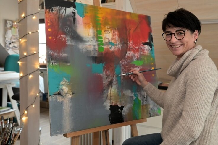 Ein Bild hinter jedem Türchen - Die Künstlerin Katrin Wetzel in ihrem Atelier. 