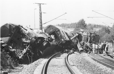Ein Bild von Chaos und Zerstörung - Ein Bild der Zerstörung bot sich am 23. Mai 1995 nach dem Unglück auf den Bahngleisen. 