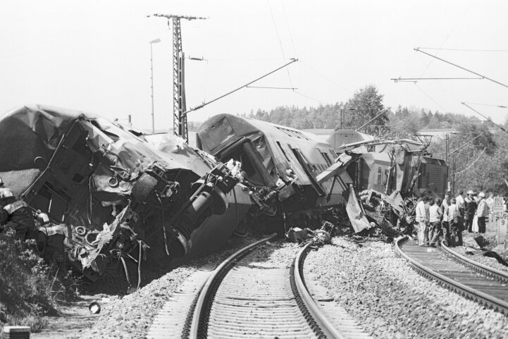 Ein Bild von Chaos und Zerstörung - Ein Bild der Zerstörung bot sich am 23. Mai 1995 nach dem Unglück auf den Bahngleisen. 