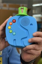 Ein blauer Elefant aus Schöneck will die Kinderzimmer erobern - Seit Anfang des Jahres rollt der Technifant - ein Audioplayer für Kinder - in Schöneck vom Band.