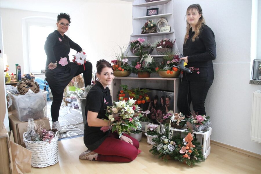 Ein Blumengeschäft in Flöha verkauft momentan online seine Waren - Dominique Dickmann, Verena Kolbe und Isabell Naumann (von links) haben ihren Arbeitsbereich momentan vom Blumenladen in eine Mietwohnung verlegt.