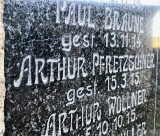 Ein Brief an die Front: "Mir bricht fast das Herz vor Schmerz" - Der Name von Arthur Pfretzschner ist auf dem Denkmal für die Gefallenen des Ersten Weltkrieges an der Wehrkirche in Triebel in Stein gemeißelt. 
