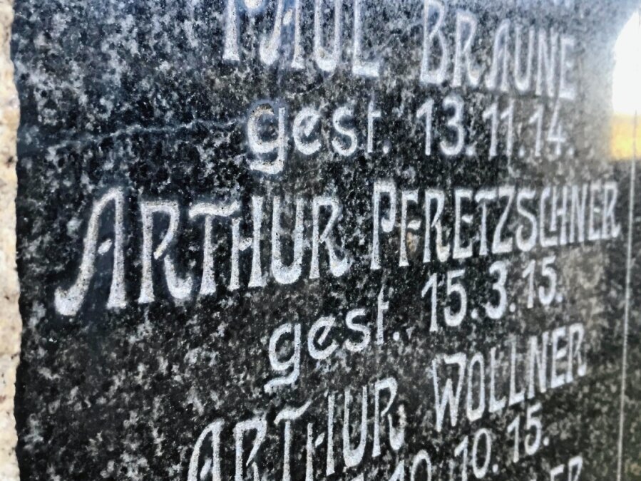 Ein Brief an die Front: "Mir bricht fast das Herz vor Schmerz" - Der Name von Arthur Pfretzschner ist auf dem Denkmal für die Gefallenen des Ersten Weltkrieges an der Wehrkirche in Triebel in Stein gemeißelt. 