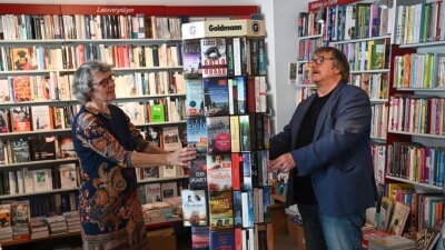 Ein Buchladen auf dem Brühl spürt den Aufschwung - Elke und Günther Ebert in ihrer "Buchhandlung am Brühl" an der Elisenstraße. Jetzt finden dort auch wieder Lesungen statt, doch die fernere Zukunft ist ungewiss.