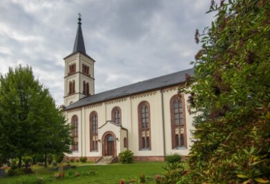 Ein Bummel durch die Jahrhunderte - Die St. Katharinenkirche in Callenberg gilt als bedeutender Kirchenbau des frühen Historismus. Zu DDR-Zeit sollte sie abgerissen werden, wogegen sich die Callenberger wehrten - die Kirche blieb im Dorf. 