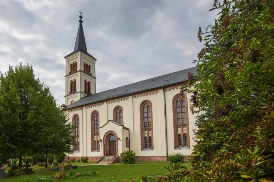 Die St. Katharinenkirche in Callenberg gilt als bedeutender Kirchenbau des frühen Historismus. Zu DDR-Zeit sollte sie abgerissen werden, wogegen sich die Callenberger wehrten - die Kirche blieb im Dorf. 