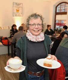 Ein Café mit Wohnzimmer-Atmosphäre - Elisabeth Neidhardt tischt seit knapp fünf Jahren in Ellis Kaffeestube in Schöneck selbst gebackenen Kuchen und Torte auf. 