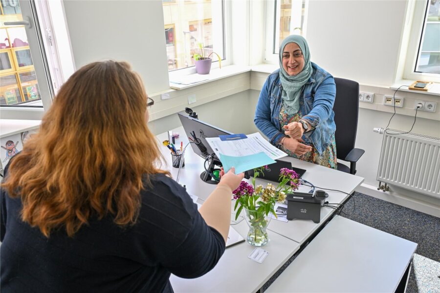 Ein Center, zehn Mitarbeiter, fünf Sprachen: Wie Chemnitz Fachkräfte anlocken will - Hasina Amirat arbeitet im Welcome Center und begleitet Fachkräfte aus der Gesundheitsbranche bei der Nachqualifizierung zur Anerkennung ihrer Abschlüsse.