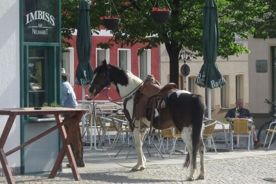Ein Cowboy mitten in Auerbach - Der Auerbacher Imbiss verwandelt sich für Armin Krenkel in einen "Saloon". Ob Sisco auch ein Bier bekommt?
