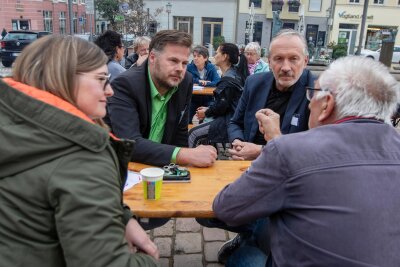 Ein Date mit der Politik: Was Plauener dem Landrat und den Grünen zu sagen haben - Theresia Schumann sowie Danny Przisambor und Olaf Horlbeck (von links) hören sich an, was ein 83-Jähriger ihnen zu sagen hat.