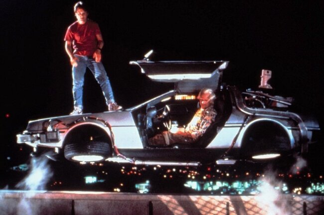Ein DeLorean auf dem Marktplatz: Zwickauer Start-up auf dem Weg in die Zukunft - Szene aus "Zurück in die Zukunft": Michael J. Fox steht auf dem schwebenden DeLorean, der von Christopher Lloyd gesteuert wird. 
