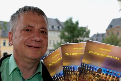 Ein Denkanstoß aus Elsterberg für die Göltzschtalbrücke - Detlef Gaida mit seinem Büchlein "Die Göltzschtalbrücke". Die 36 Seiten nehmen die Aufwertung des "achten Weltwunders" ins Visier. 