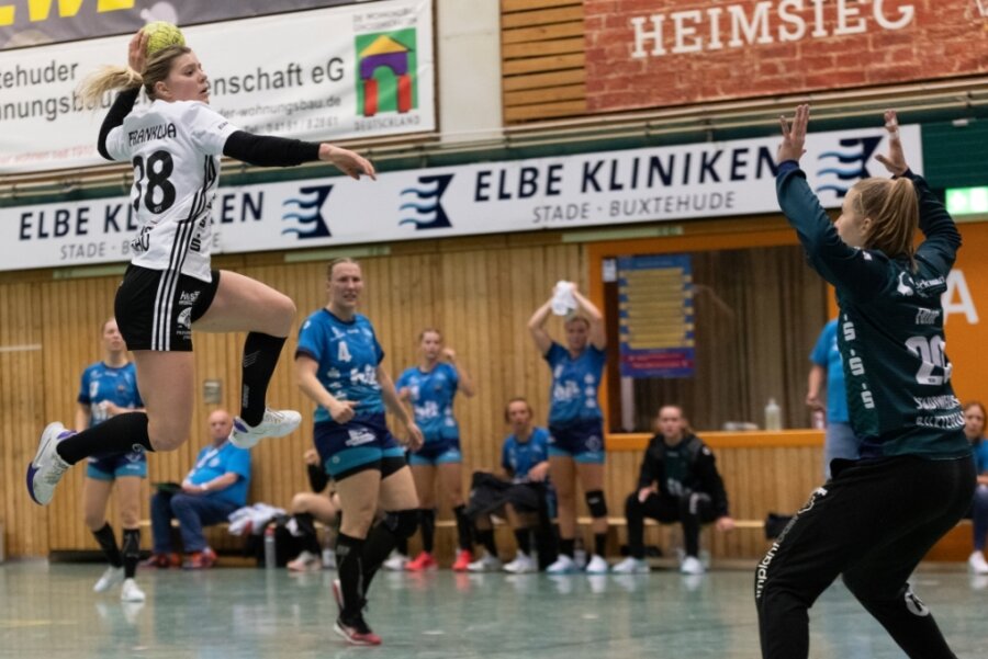 Ein Derby-Sieg zum Geburtstag? - Anna Frankova (links) schließt beim Bundesliga-Auswärtsspiel des BSV Sachsen Zwickau in Buxtehude einen Tempogegenstoß erfolgreich ab. 