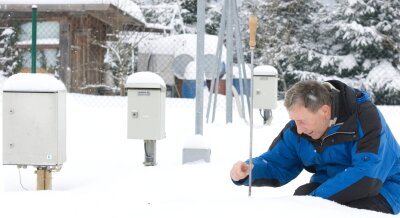 Wetterbeobachter Manfred Bock misst die Schneehöhe