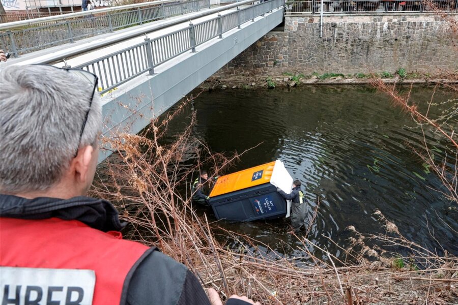 Ein Dixiklo im Fluss: Kurioser Einsatz am Feiertag an der Chemnitz - Zunächst gingen Feuerwehrleute mit Wathose in den Fluss, um nachzusehen, ob sich jemand in der Toilette befand.