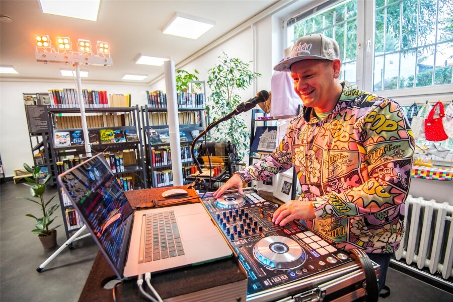 Ein DJ in der Bibliothek: Jugendliche in Neukirchen mixen Musik zwischen Büchern - Martin Naumann, auch bekannt als DJ Erzbeat, bietet am Freitag in der Bibliothek in Neukirchen eine DJ-Akademie für Jugendliche an. Von 18 bis 22 Uhr können die jungen Menschen alles rund ums DJ-Handwerk lernen.