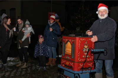 Ein Dorf im Vogtland sucht mit weihnachtlicher Aktion den Zusammenhalt - Konrad Schilbach spielte vor seinem Haus Weihnachtslieder auf der Drehorgel. 