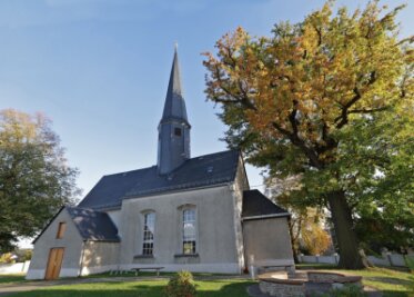 Ein Dorf und seine Nazi-Glocke: Wie Niederschindmaas mit seinem braunen Erbe umgeht - Blick zur Dorfkirche in Niederschindmaas, die seit 1583 über einen Turm verfügt. 